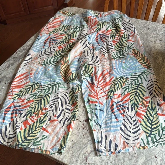 Tahari Multicolor Leaf Print Capri Pants - Picture 2 of 14
